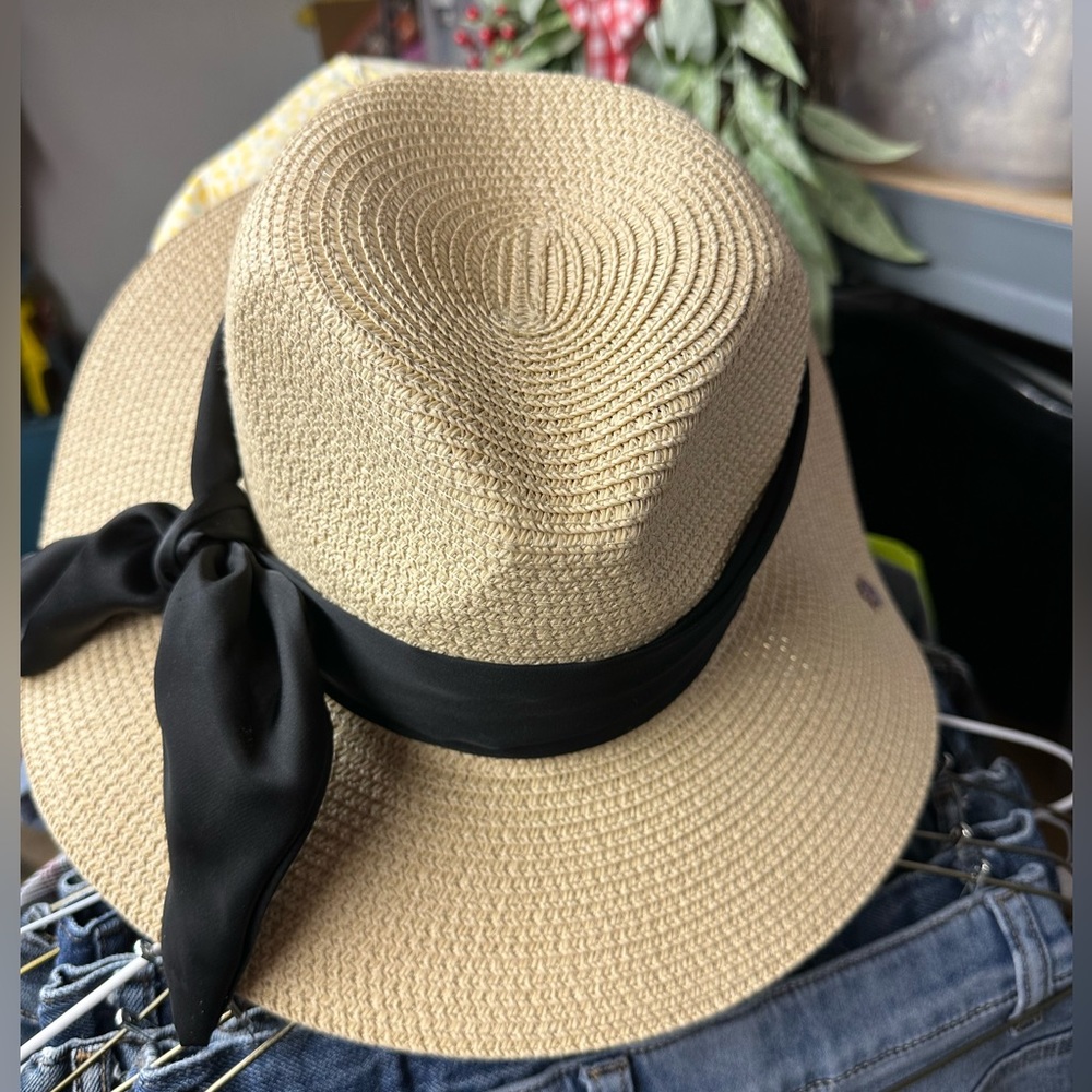 Carrie Underwood beach hat